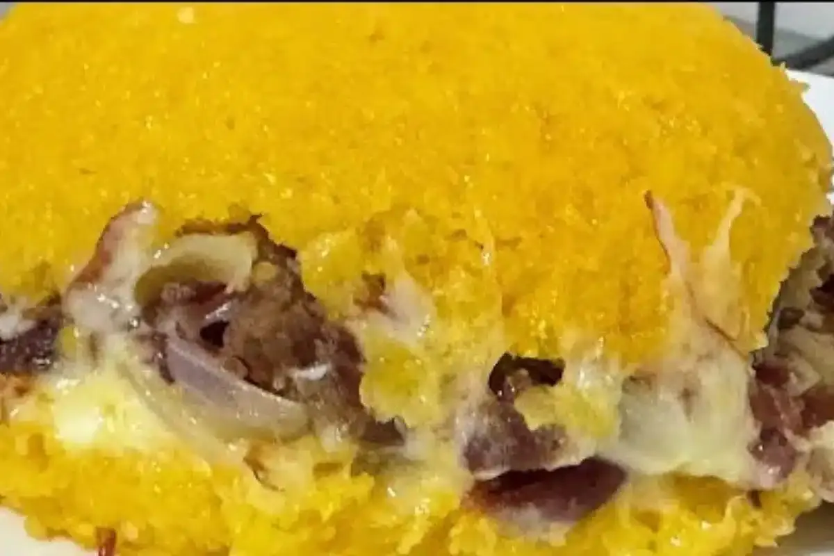 Cuscuz recheado com carne seca e queijo derretido uma combin