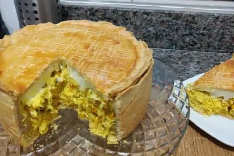 Empadao de frango com uma massa especial que derrete na boca