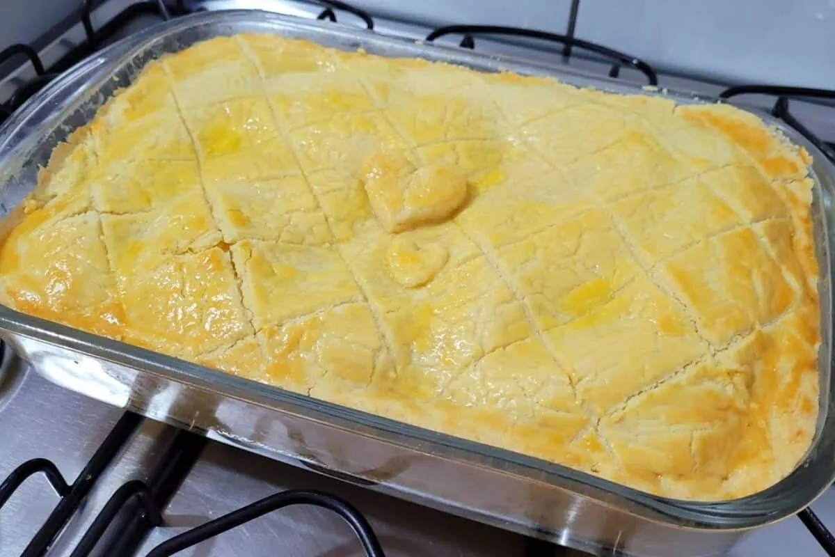 Empadao de frango cremoso feito com massa crocante de 3 ingr