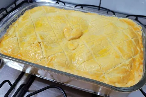 Empadao de frango cremoso feito com massa crocante de 3 ingr