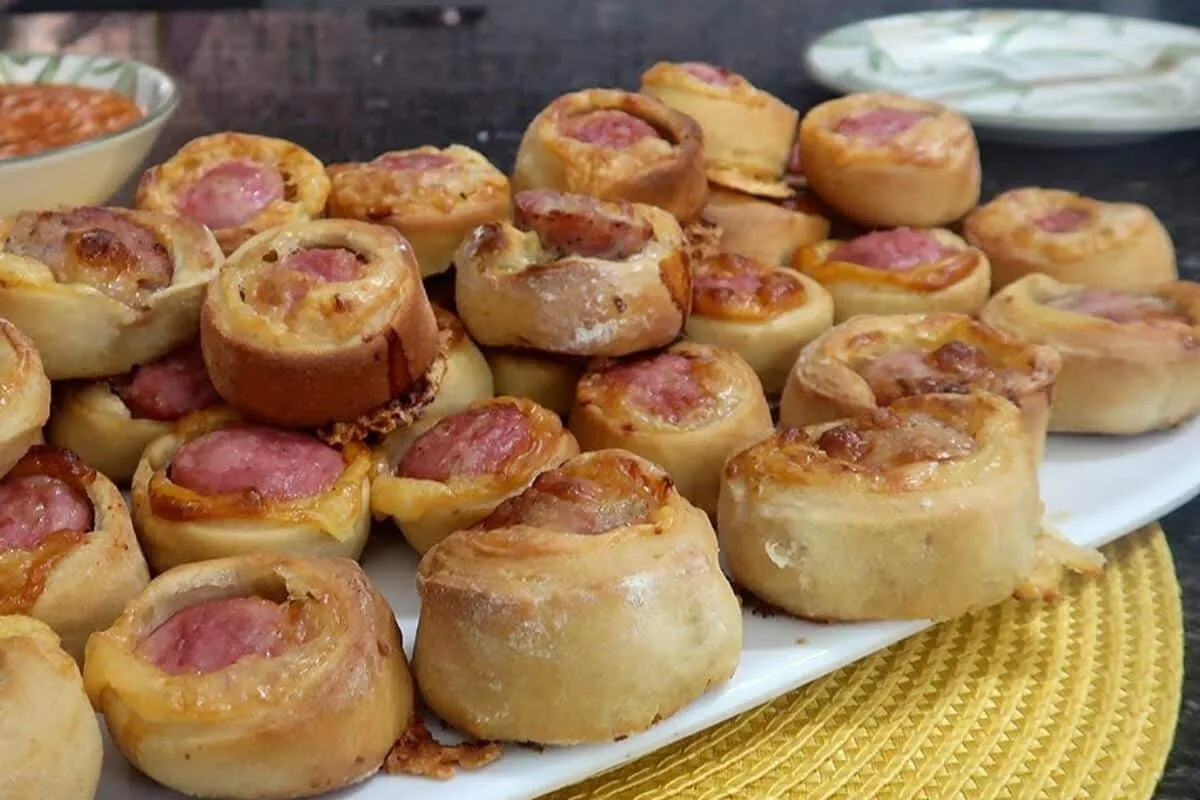 Enroladinho de calabresa macio com um molho maravilhoso que