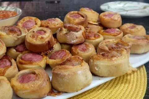 Enroladinho de calabresa macio com um molho maravilhoso que 