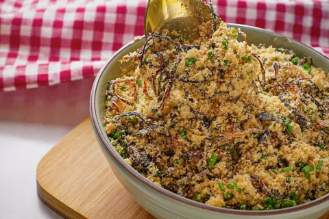 Farofa de cebola crocante feita com ingredientes simples um 