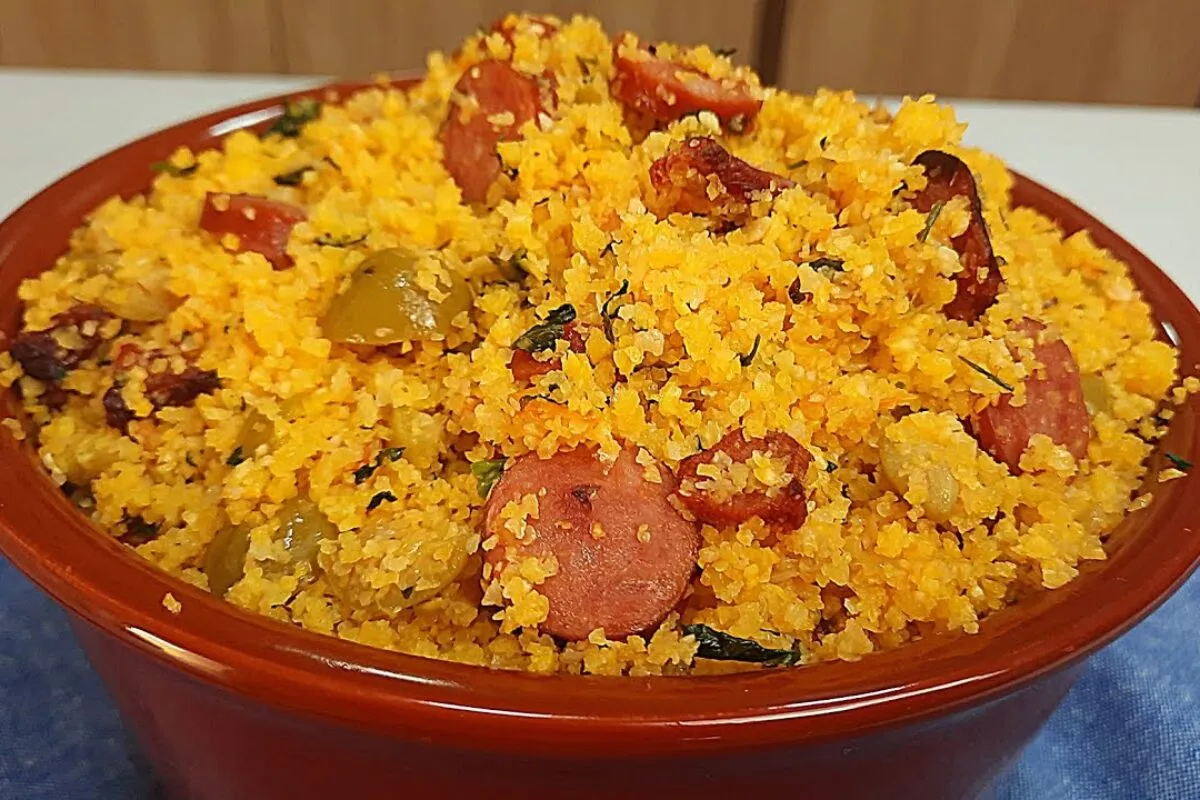 Farofa de cuscuz super umida e temperada com bacon e linguic