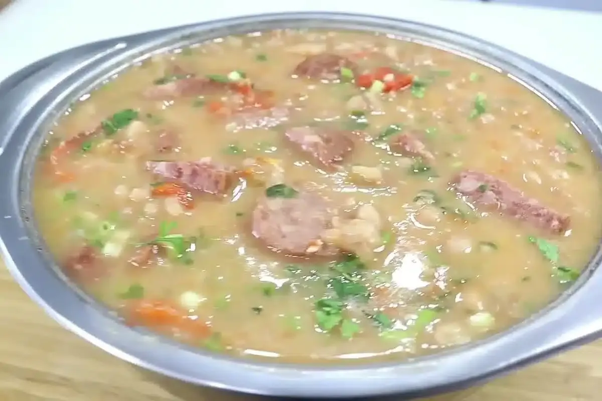 Feijao a moda portuguesa suculento rico em temperos e saboro
