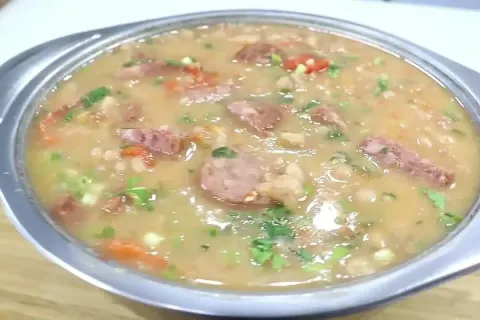 Feijao a moda portuguesa suculento rico em temperos e saboro