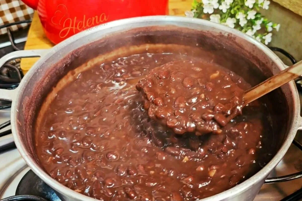 Feijao preto com caldo grosso feito com aquele segredo tradi