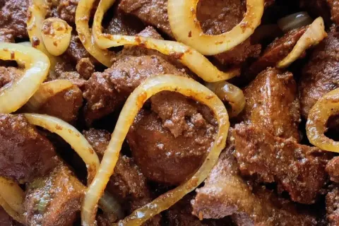 Figado acebolado super macio e com um tempero especial para 