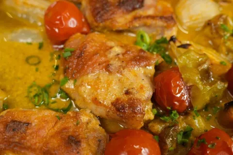 Frango assado suculento com marinada de iogurte que resulta 