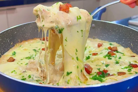 Frango com creme de bacon e muito queijo derretido para prep