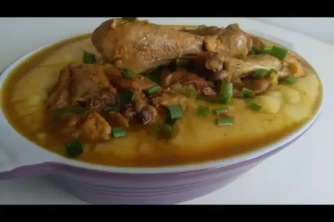 Frango com polenta mineira muito cremoso e bem temperado uma