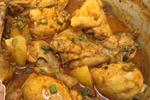 Frango cozido com batata bem temperado e suculento para voce
