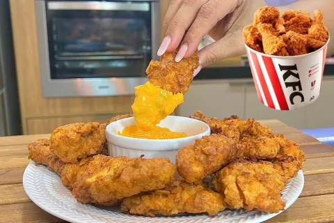 Frango frito do KFC incrivelmente crocante por fora e muito 