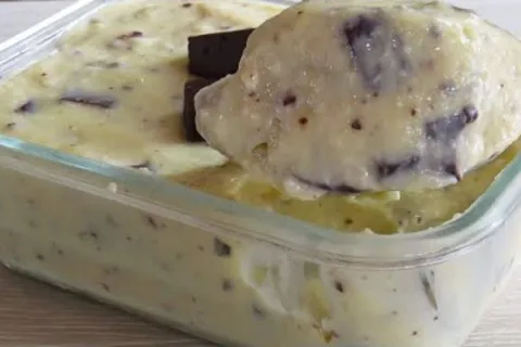 Gelado cremoso de abacaxi preparado com Bis para voce surpre