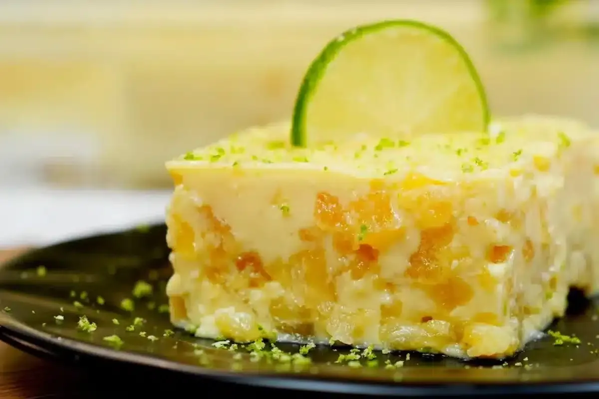 Gelado de abacaxi bem cremoso e refrescante com pedacos da f