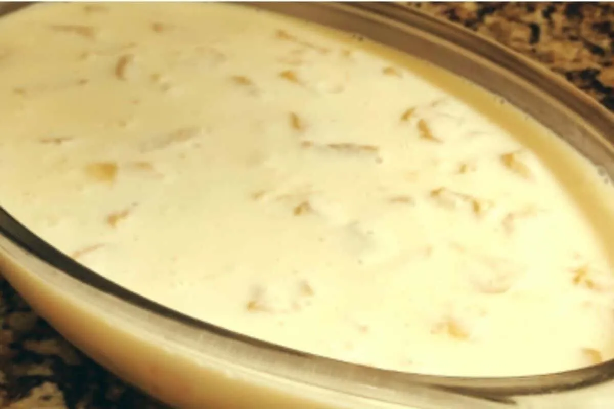 Gelado de abacaxi cremoso bem refrescante com pedacos da fru