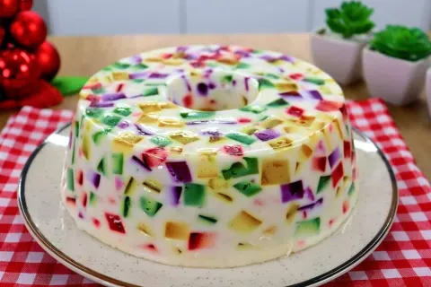 Gelatina colorida enformada tipo mosaico que e uma sobremesa