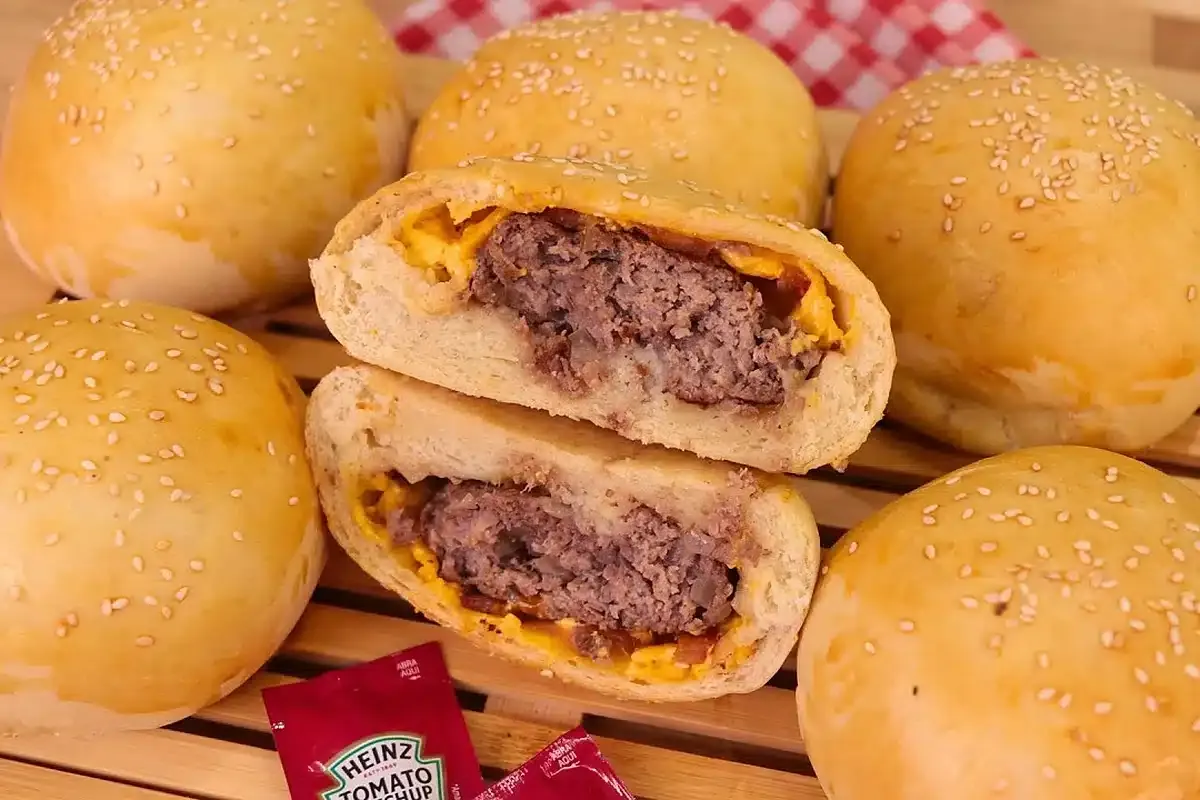 Hamburgao de forno igual de lanchonete bem recheado com quei
