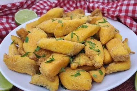 Iscas de peixe empanadas no fuba e feitas sem ovos crocantes