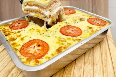 Lanchao de forno recheado com presunto queijo e molho cremos