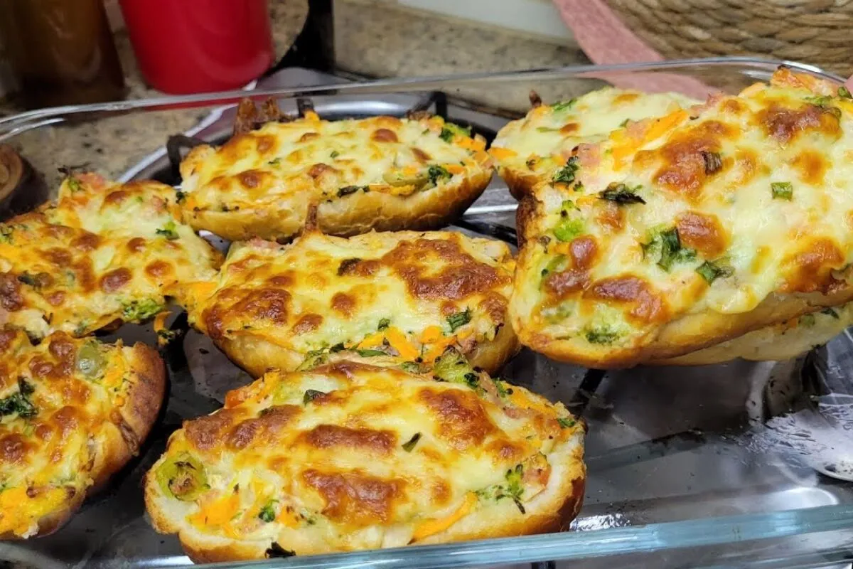 Lanche de pao amanhecido recheado e gratinado para voce apro