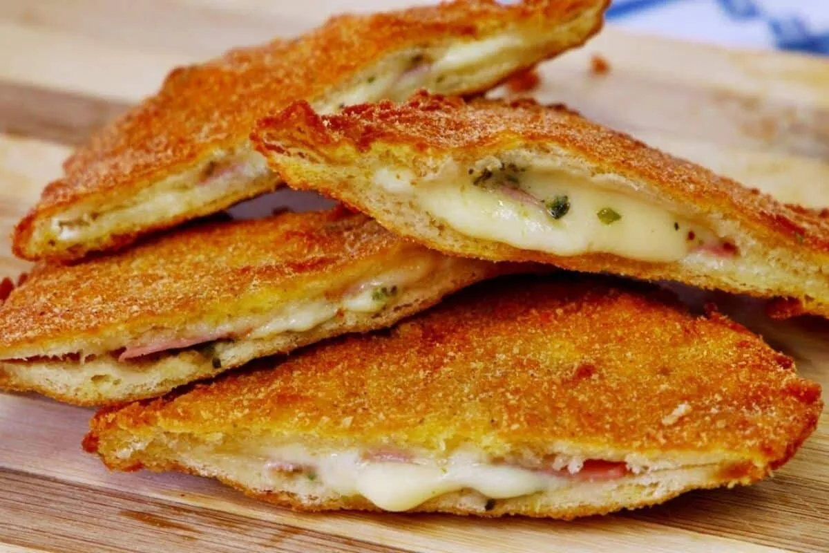 Lanche de pao de forma gratinado no forno com bastante queij