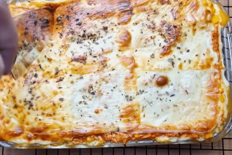 Lasanha de frango ao molho branco com muito queijo derretido