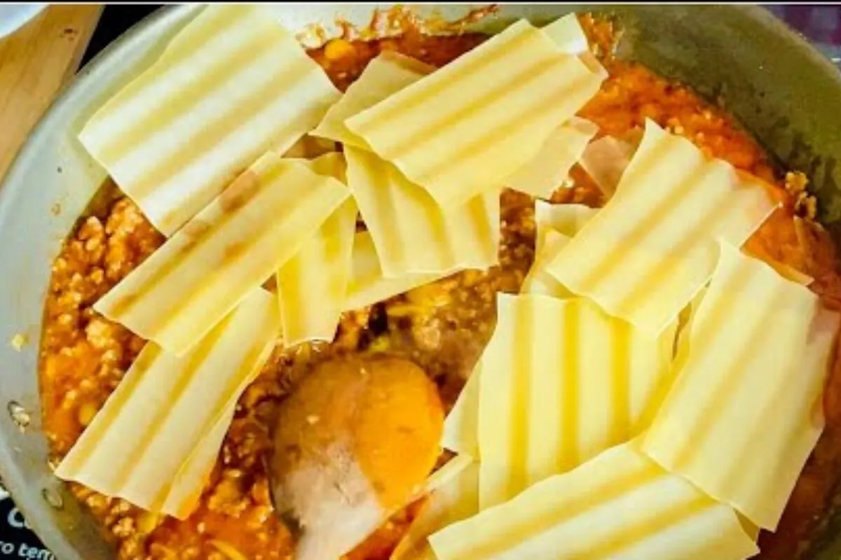 Lasanha de frigideira pronta rapidamente com queijo derretid