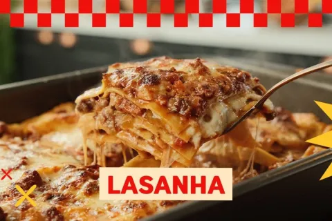 Lasanha simples e deliciosa montada com camadas de queijo e 