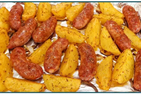 Linguica com batata preparada no forno com um tempero especi