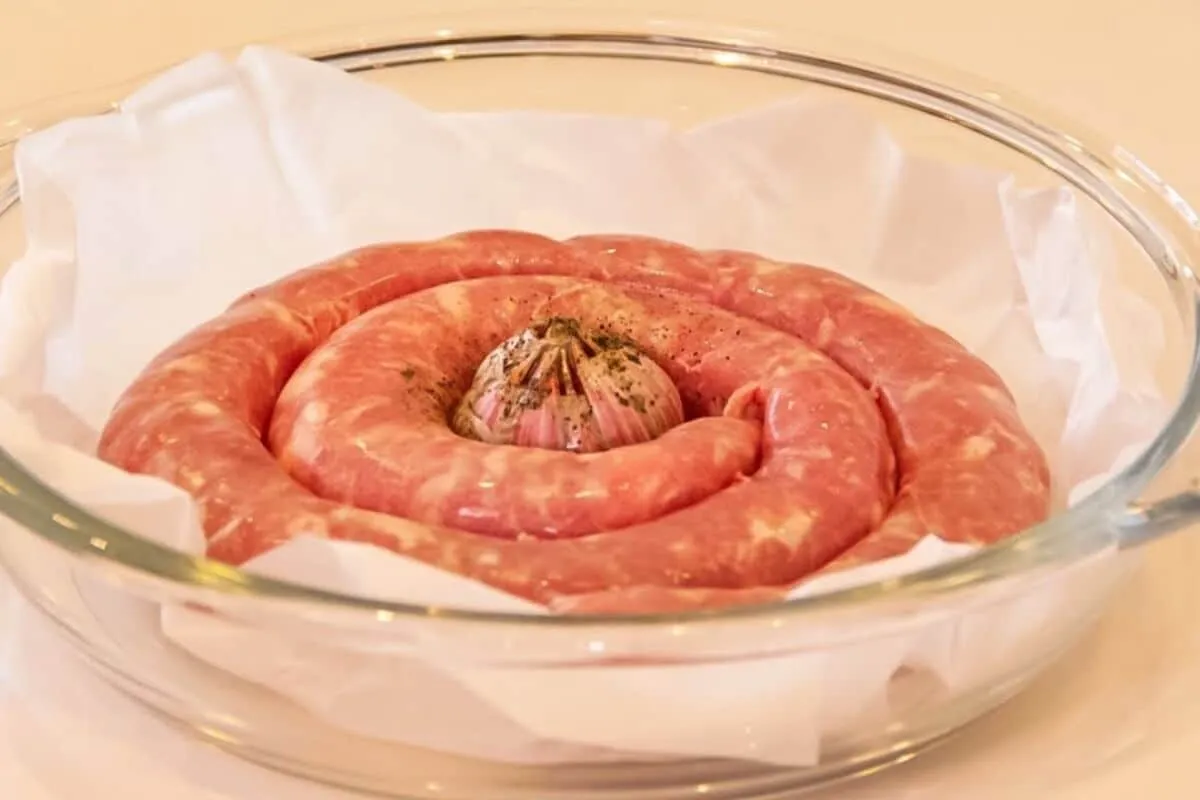 Linguica com pasta de alho assada no forno com um tempero di