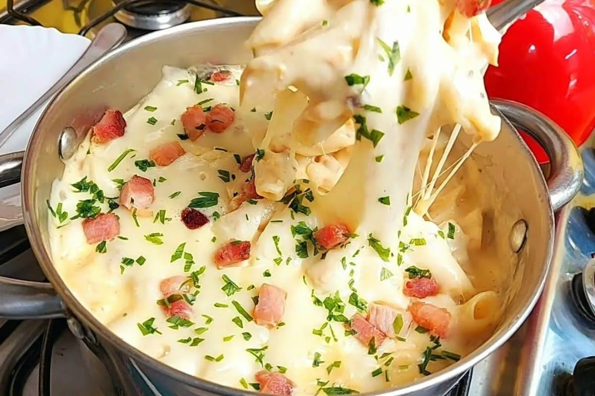 Macarrao ao creme de batata com bacon e frango muito cremoso