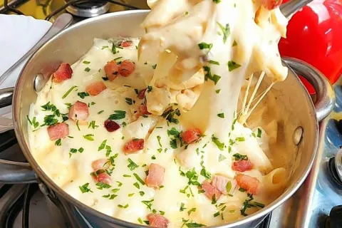Macarrao ao creme de batata com bacon e frango muito cremoso