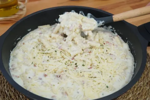 Macarrao ao molho branco com bacon crocante super aveludado 