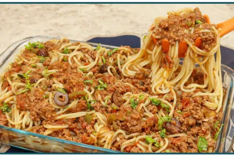 Macarrao com carne moida bem suculento e com bastante molho 