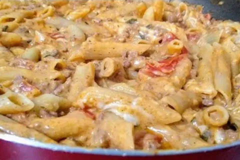 Macarrao cremoso de frigideira feito com molho aveludado e m