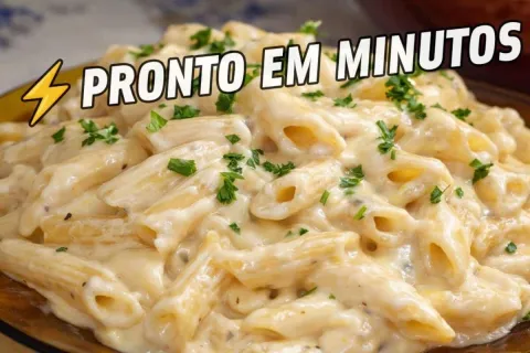 Macarrao cremoso estilo mac and cheese com bastante queijo d