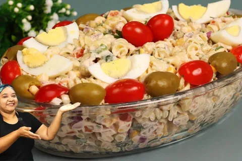 Macarronese deliciosa simples e refrescante com bastante mol