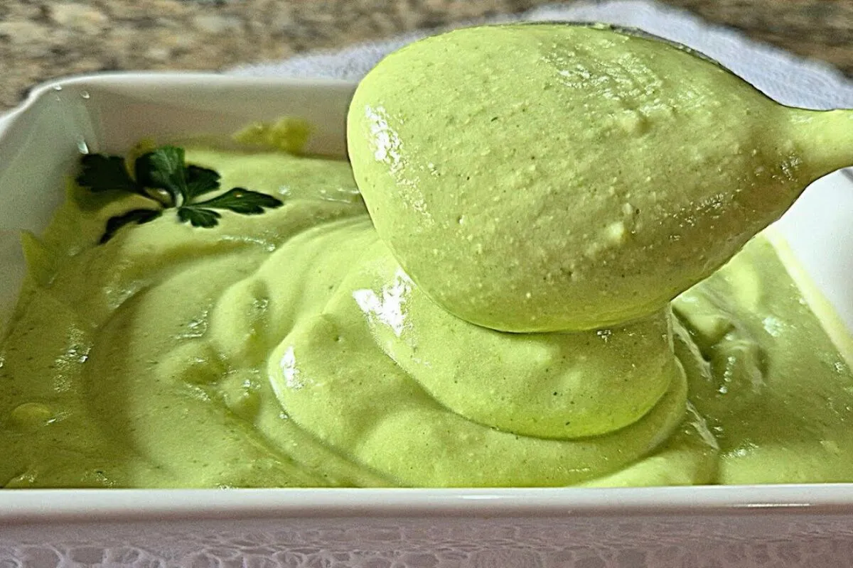 Maionese verde de lanchonete cremosa e bem temperada para tr