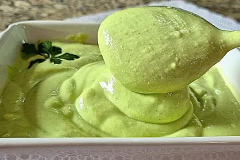Maionese verde de lanchonete cremosa e bem temperada para tr