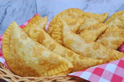 Massa de pastel com creme de leite para voce preparar um pas