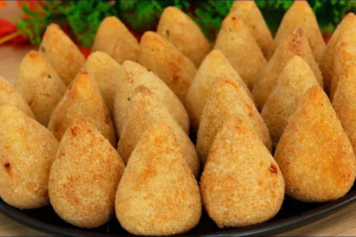 Mini coxinha sequinha com recheio delicioso para voce servir