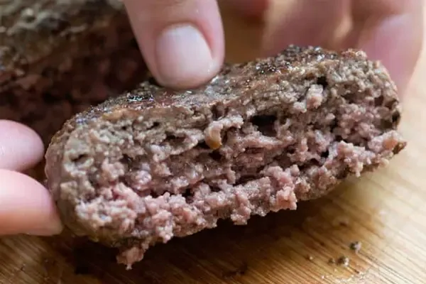 Misturei carne moida e mais 3 ingredientes e fiz um hamburgu
