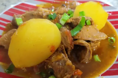 Moela com batata e bastante caldo bem molinha e cozida com a