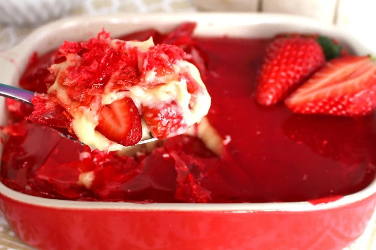 Morango do amor na travessa que combina a fruta fresca com u