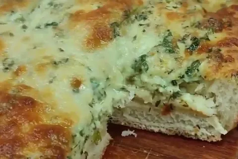 Pao de alho caseiro bem recheado com creme crocante e saboro