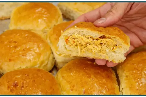 Pao de batata com frango bem recheado e com uma massa divina