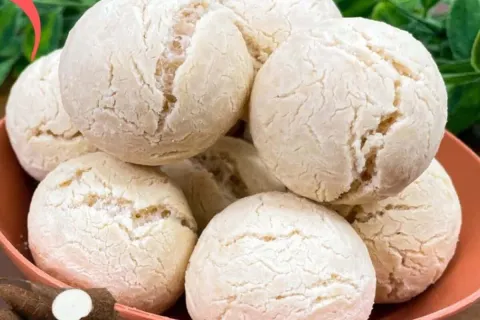 Pao de queijo com massa de mandioca feito sem leite uma opca