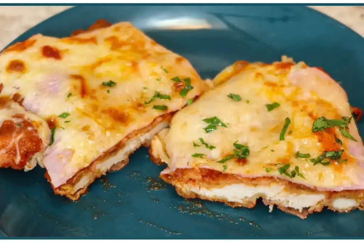 Parmegiana de frango divina bem suculenta e coberta com molh