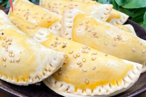 Pastel assado sem gluten e sem leite com massa levinha e cro